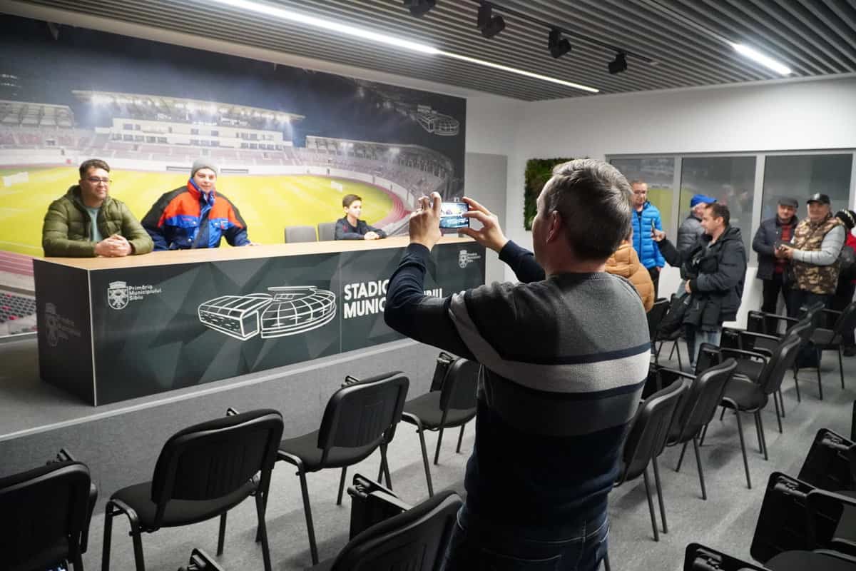 VIDEO Sibienii s-au înghesuit să vadă bijuteria de cinci stele a orașului - Stadionul Municipal i-a dat pe spate: “Este foarte frumos, grandios, încăpător”