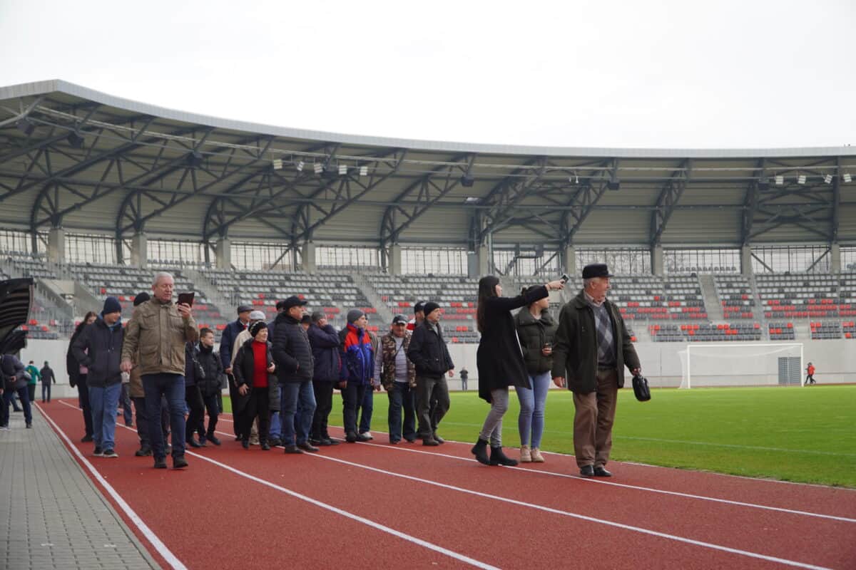 VIDEO Sibienii s-au înghesuit să vadă bijuteria de cinci stele a orașului - Stadionul Municipal i-a dat pe spate: “Este foarte frumos, grandios, încăpător”