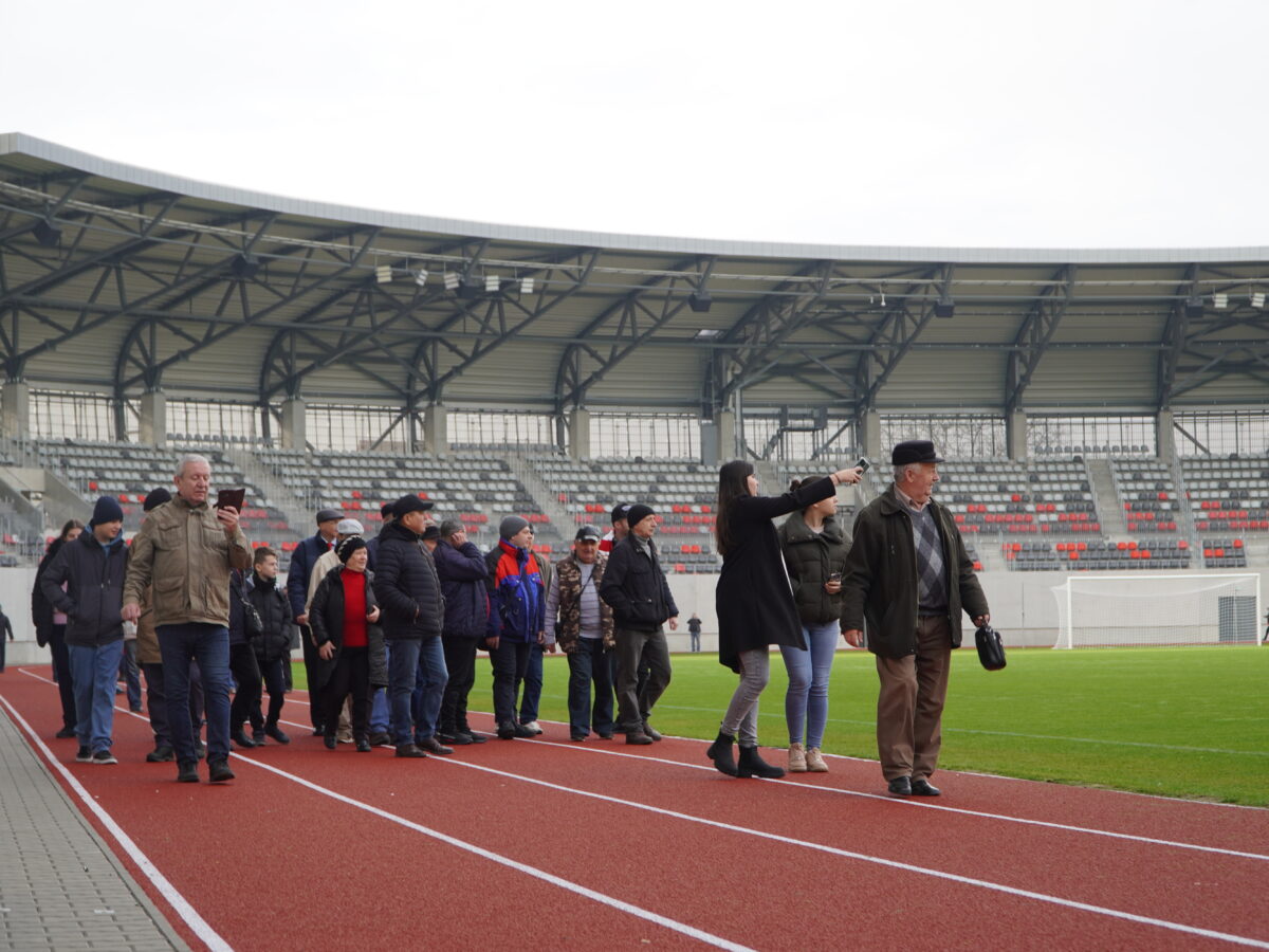 VIDEO Sibienii s-au înghesuit să vadă bijuteria de cinci stele a orașului - Stadionul Municipal i-a dat pe spate: “Este foarte frumos, grandios, încăpător”