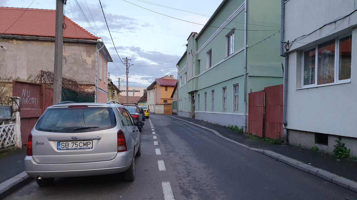 FOTO: Elevul înjunghiat în centrul Sibiului - Martorii: „Era tăiat la spate, avea hemoragie”