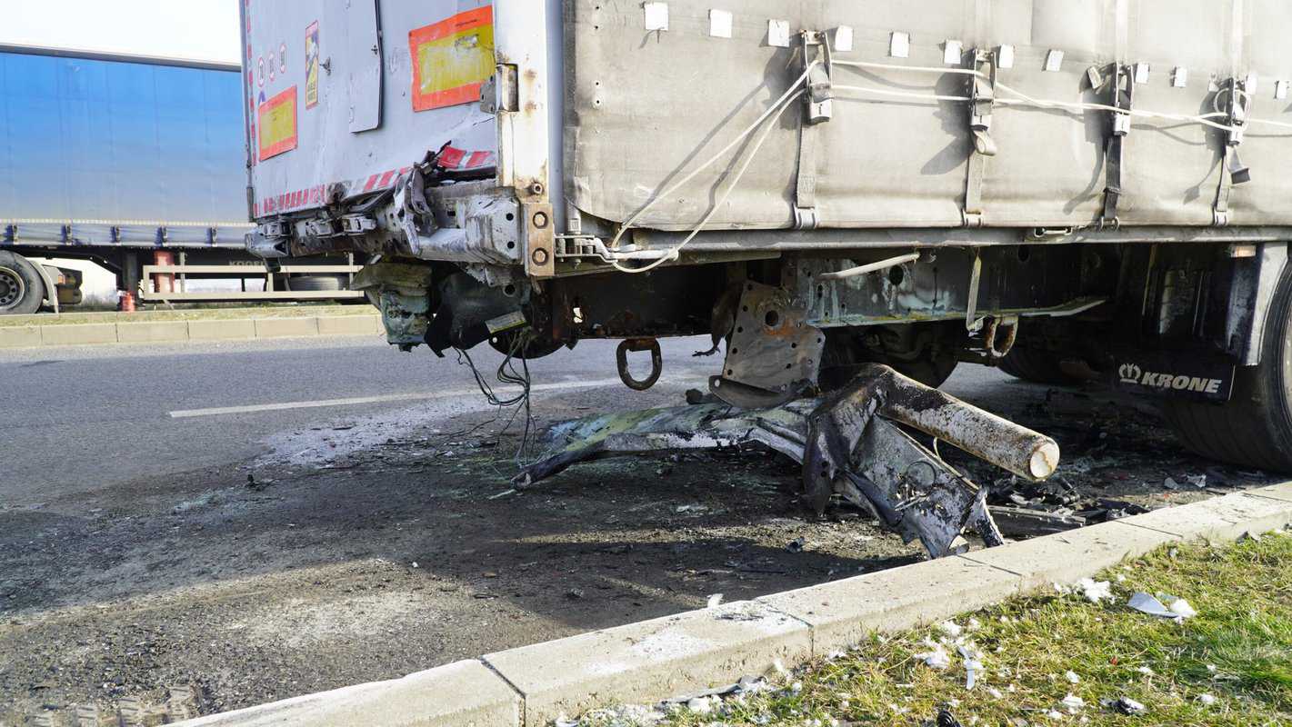 video: accidentul cutremurător de lângă dedeman - candele aprinse pentru cei doi tineri decedați