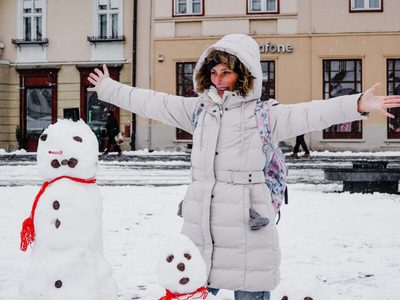 FOTO: Imaginile copilăriei la Sibiu - Copiii au făcut oameni de zăpadă în Piața Mare - Turiștii și-au făcut poze cu ei