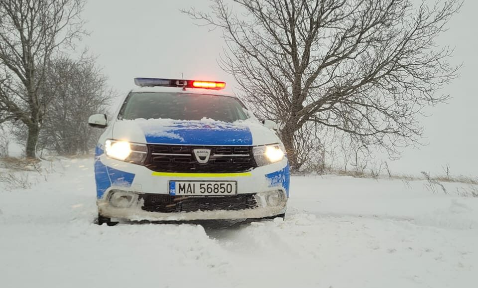 Stare de alertă în Vrancea din cauza viscolului - Au intervenit militarii pentru deszăpezire