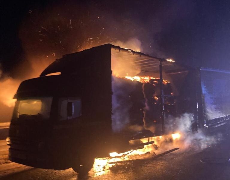 FOTO Un camion care circula pe ruta Sibiu - Cluj a fost mistuit de flăcări - Transporta deșeuri de carton