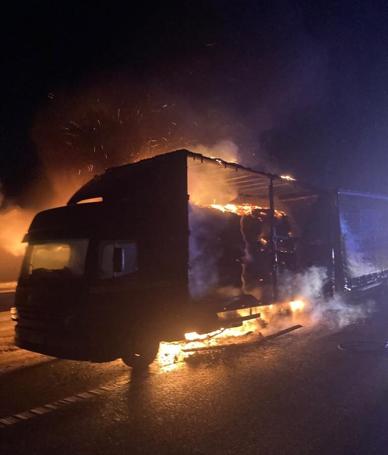 foto un camion care circula pe ruta sibiu - cluj a fost mistuit de flăcări - transporta deșeuri de carton