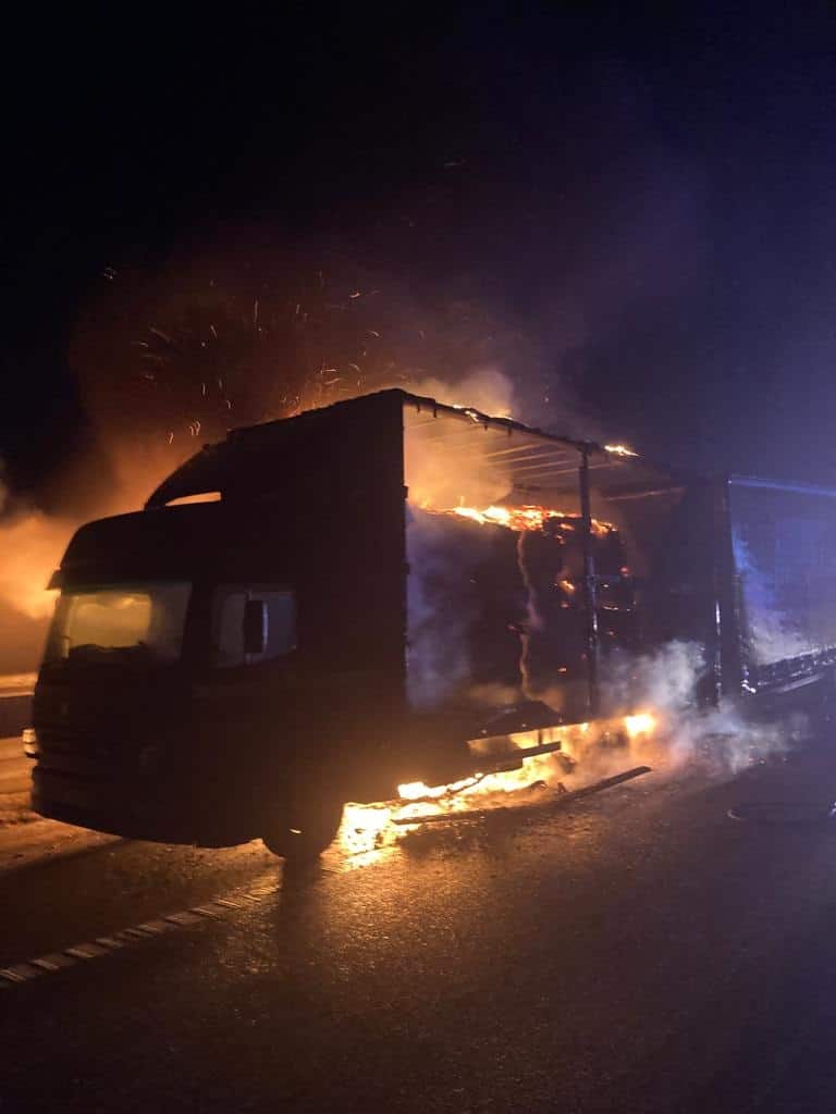 foto un camion care circula pe ruta sibiu - cluj a fost mistuit de flăcări - transporta deșeuri de carton