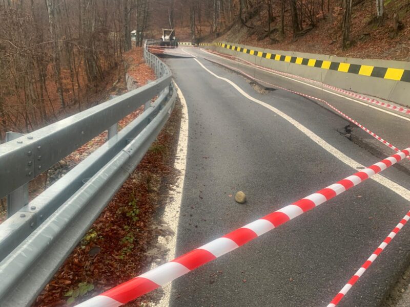 foto un drum județean din vâlcea a crăpat din cauza ploilor abundente