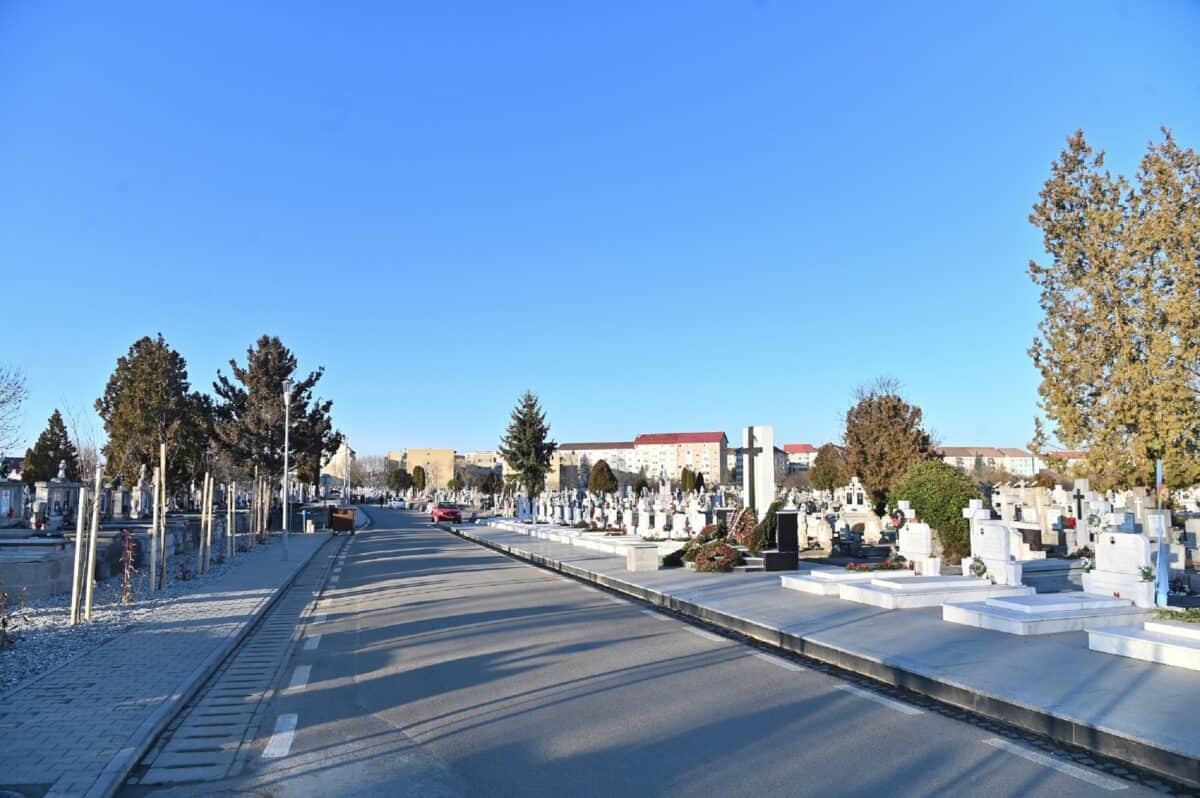 Șantier în Cimitirul Municipal. Primăria modernizează aleea dintre Calea Cisnădiei și aleea Eroilor 