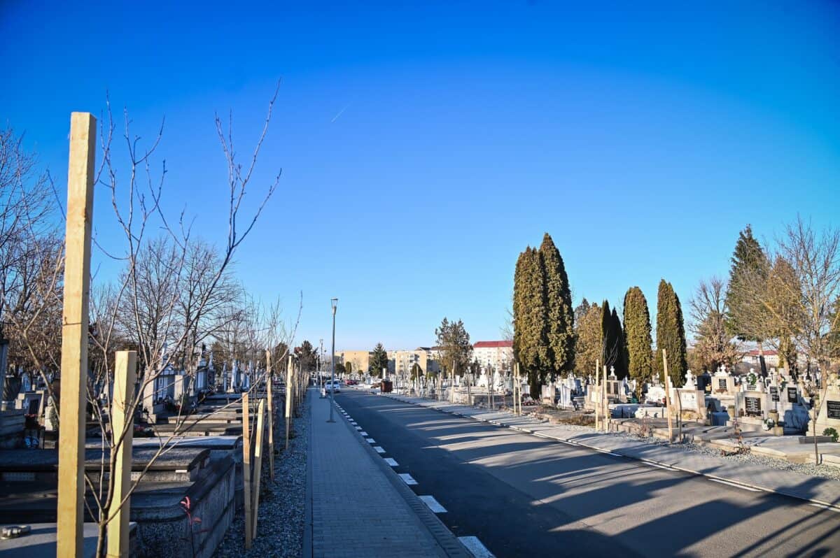 Locuri de veci din Cimitirul Municipal, scoase la licitație - Taxă de înscriere și garanție de 1.400 lei