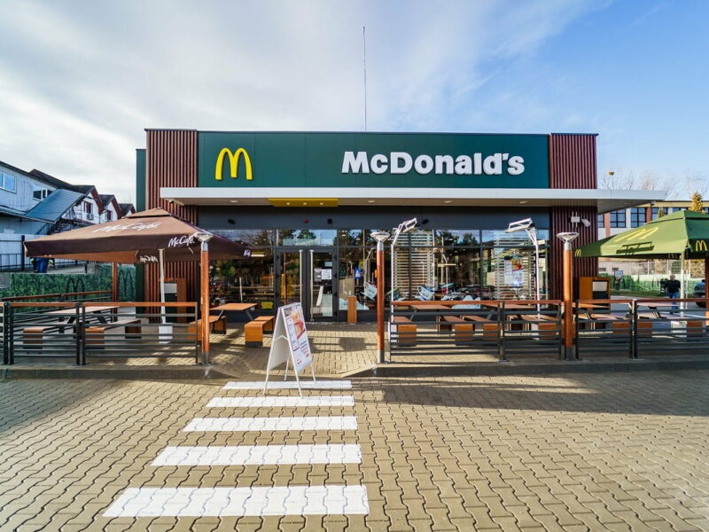 mcdonalds plănuiește o reorganizare - vor fi făcute concedieri în masă