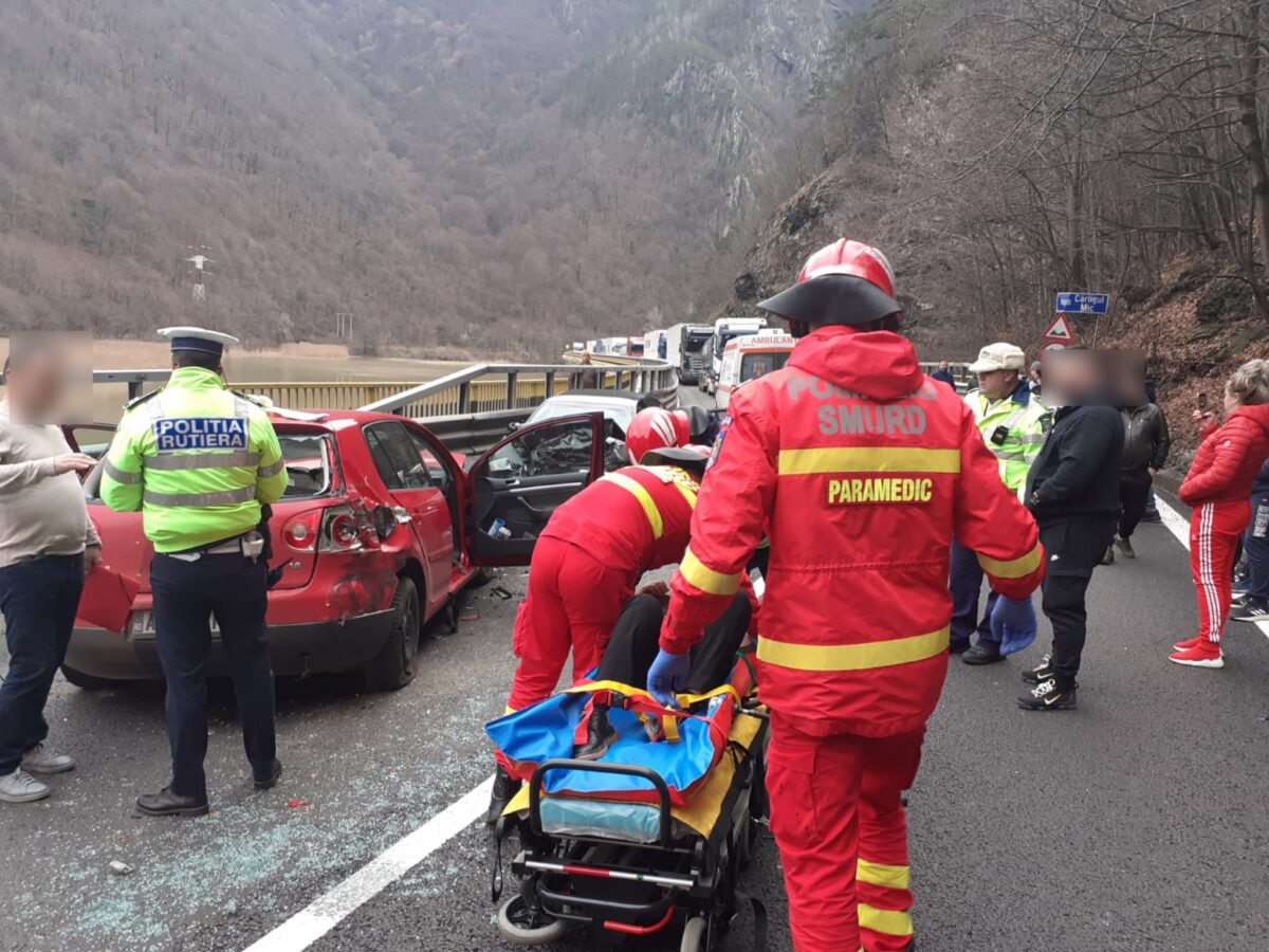 video foto: accident pe valea oltului - două mașini s-au ciocnit - o persoană încarcerată