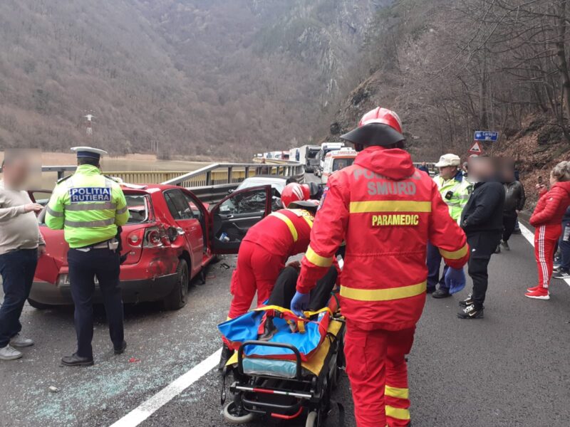 VIDEO FOTO: Accident pe Valea Oltului - Două mașini s-au ciocnit - O persoană încarcerată