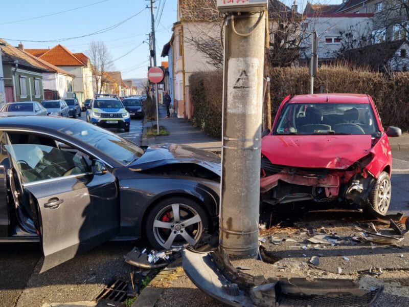 foto: șoferiță dusă la spital - a fost implicată într-un accident în sibiu