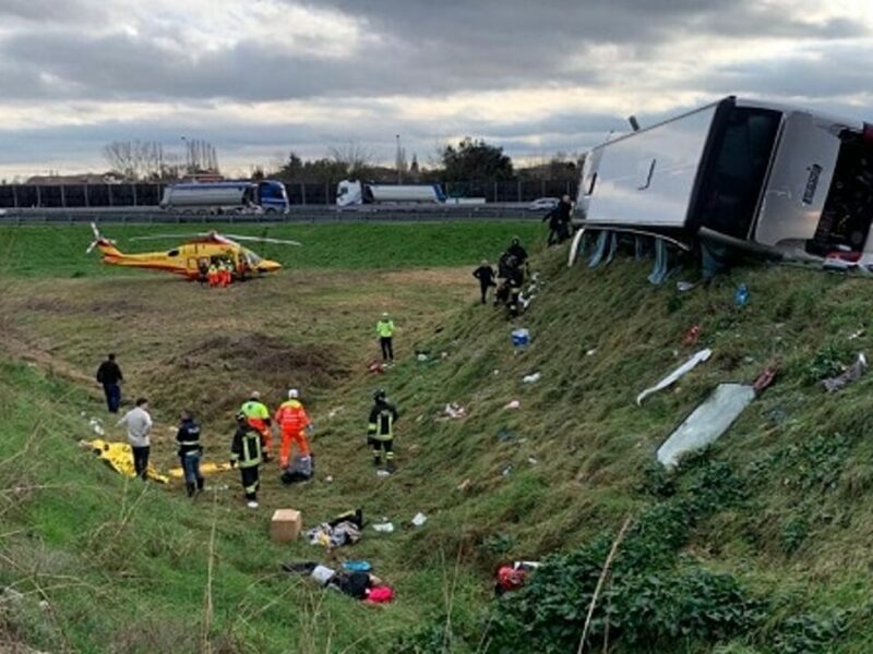 VIDEO: Un autocar plin cu români plecat din Roma s-a răsturnat pe autostradă în Italia