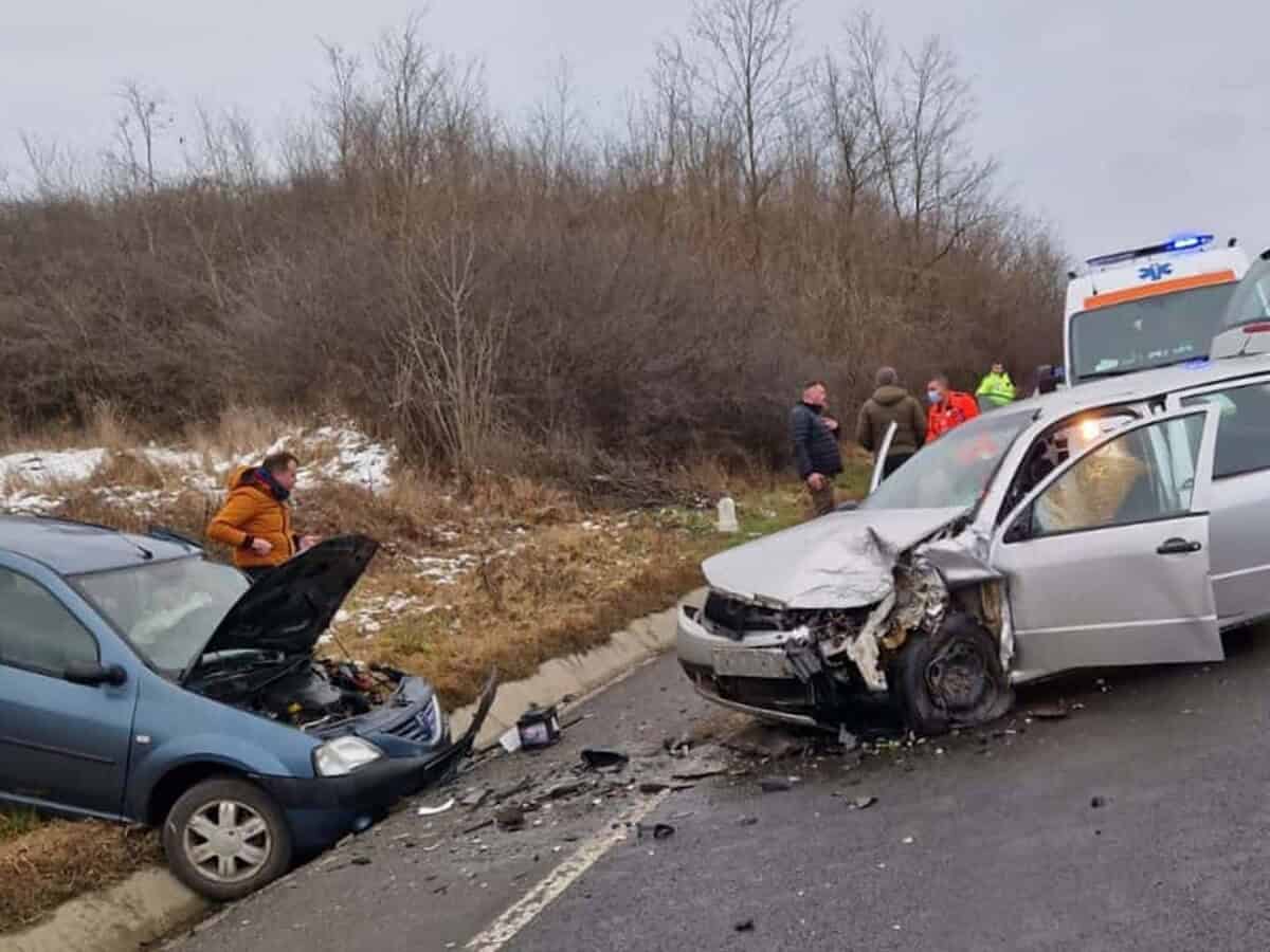 foto: accident cu trei victime pe dn14 la ruși - un șofer a depășit fără să se asigure