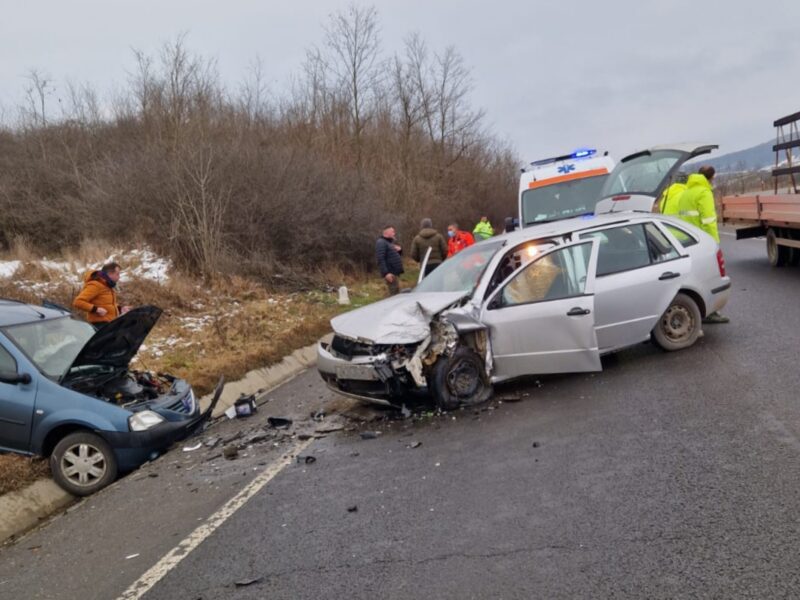 FOTO: Accident cu trei victime pe DN14 la Ruși - Un șofer a depășit fără să se asigure