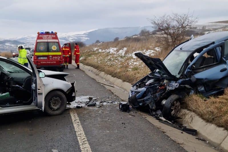 foto: accident cu trei victime pe dn14 la ruși - un șofer a depășit fără să se asigure