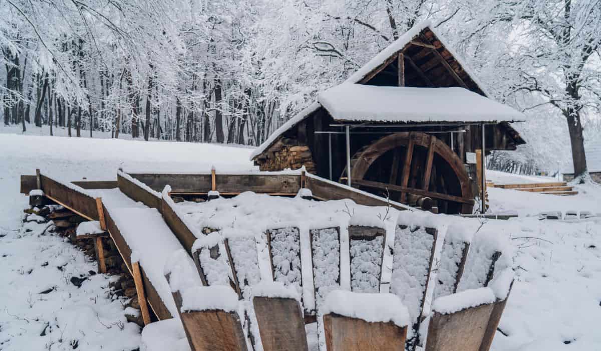 foto peisaj feeric la muzeul în aer liber - căsuțele au îmbrăcat o haină nouă