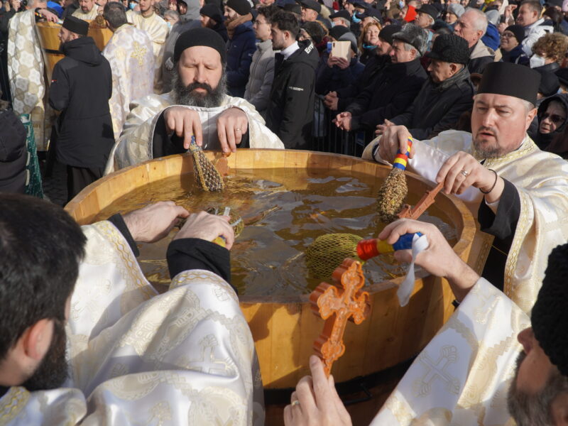 Ritualuri și superstiții de Bobotează. Cum este celebrată sfințirea apei