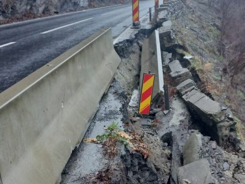 FOTO Trafic restricționat pe Valea Oltului între Lazaret și Boița - S-a surpat o porțiune din drum