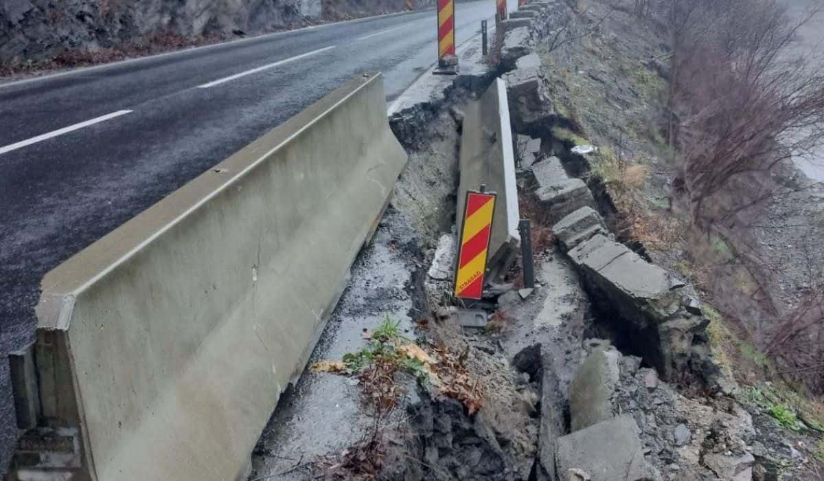 foto trafic restricționat pe valea oltului între lazaret și boița - s-a surpat o porțiune din drum