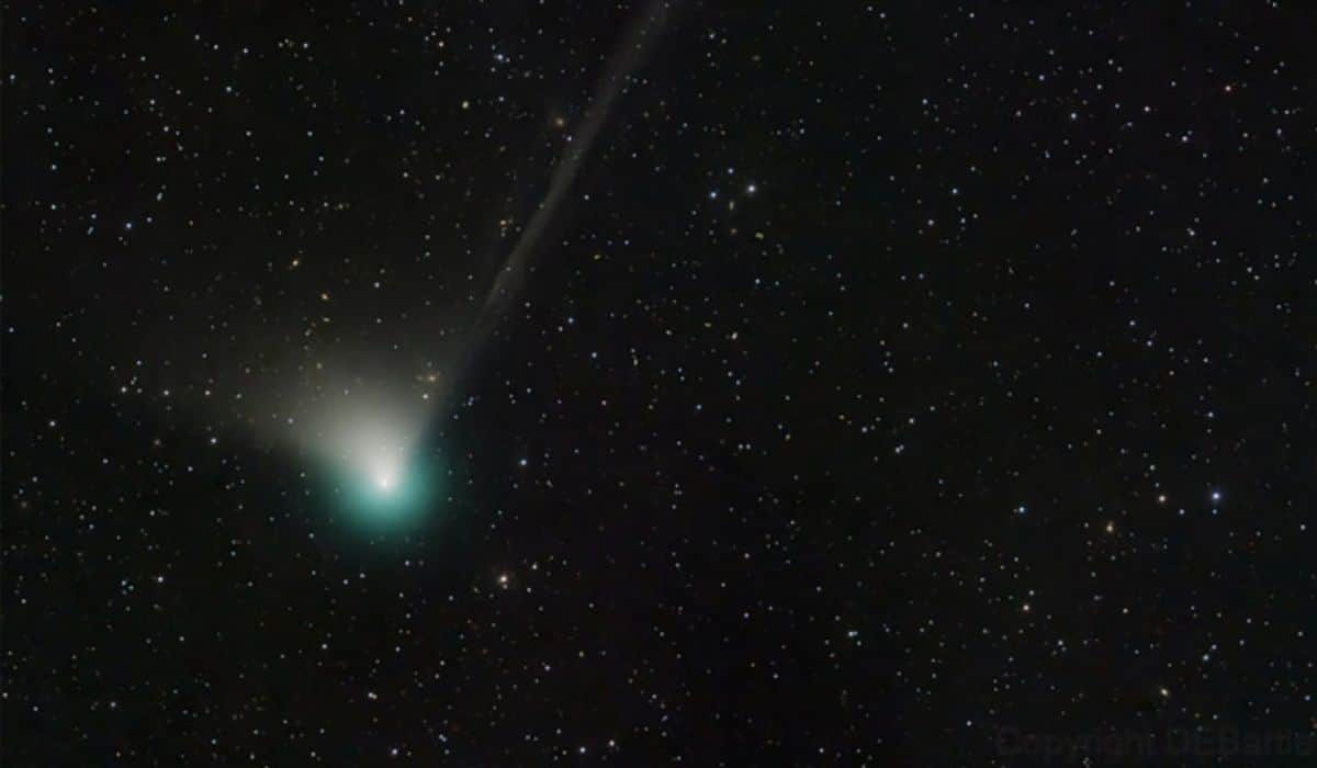 Fenomen bizar la cometa care va fi vizibilă dupa 50.000 de ani - Pare că i se desprinde coada