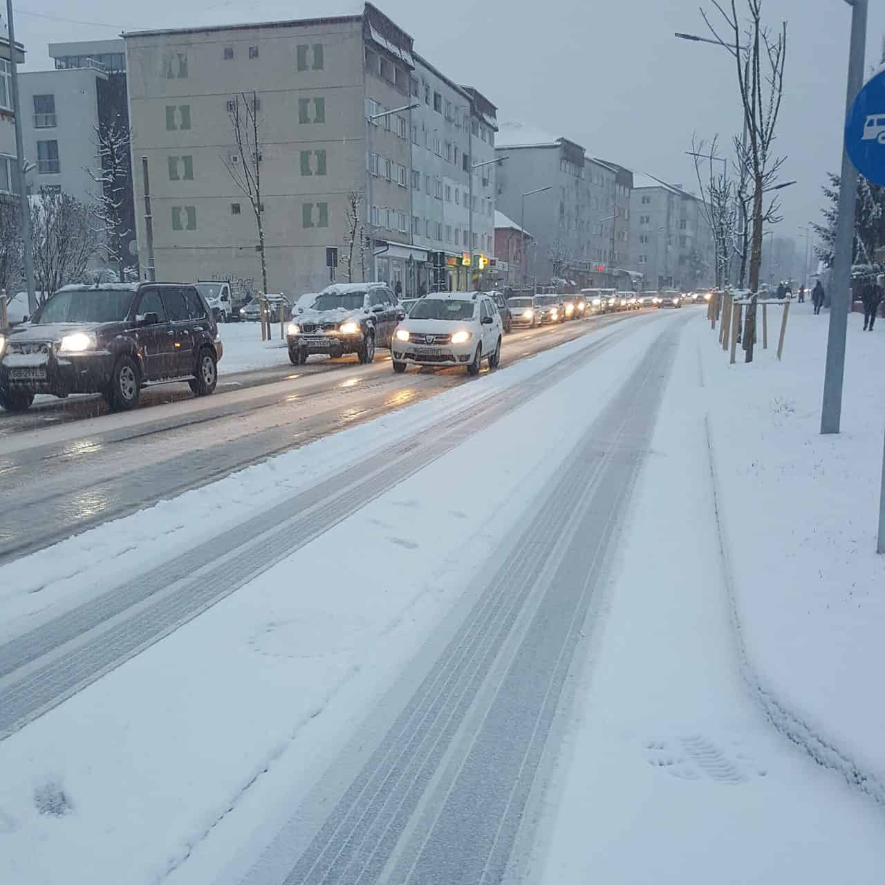 FOTO - Trafic paralizat de ninsoare la primele ore în Sibiu - Șoferii au răbufnit: „Ieri umblau plugurile, azi niciunul”