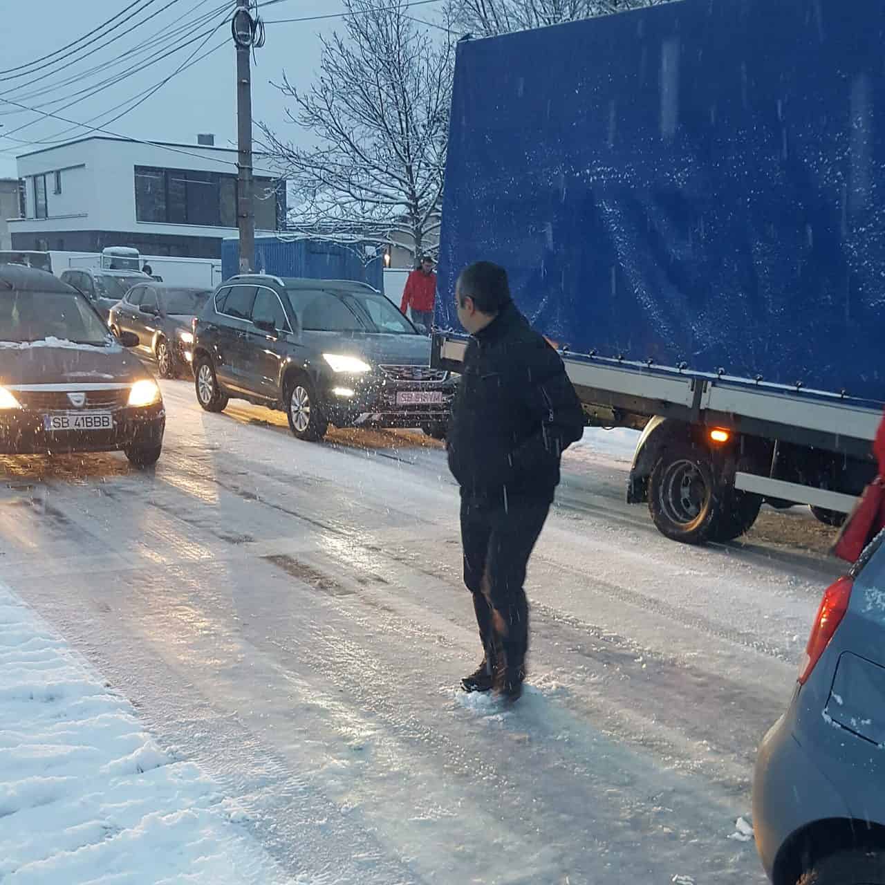 FOTO - Trafic paralizat de ninsoare la primele ore în Sibiu - Șoferii au răbufnit: „Ieri umblau plugurile, azi niciunul”