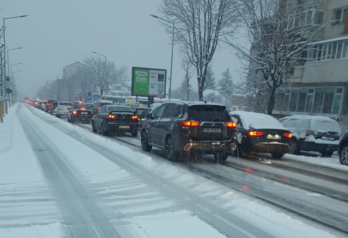 foto - trafic paralizat de ninsoare la primele ore în sibiu - șoferii au răbufnit: „ieri umblau plugurile, azi niciunul”