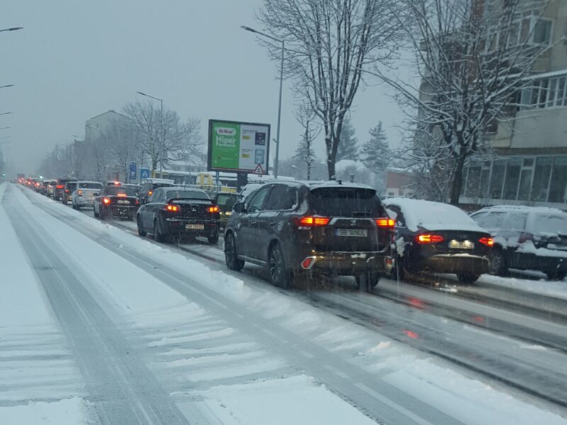 foto - trafic paralizat de ninsoare la primele ore în sibiu - șoferii au răbufnit: „ieri umblau plugurile, azi niciunul”