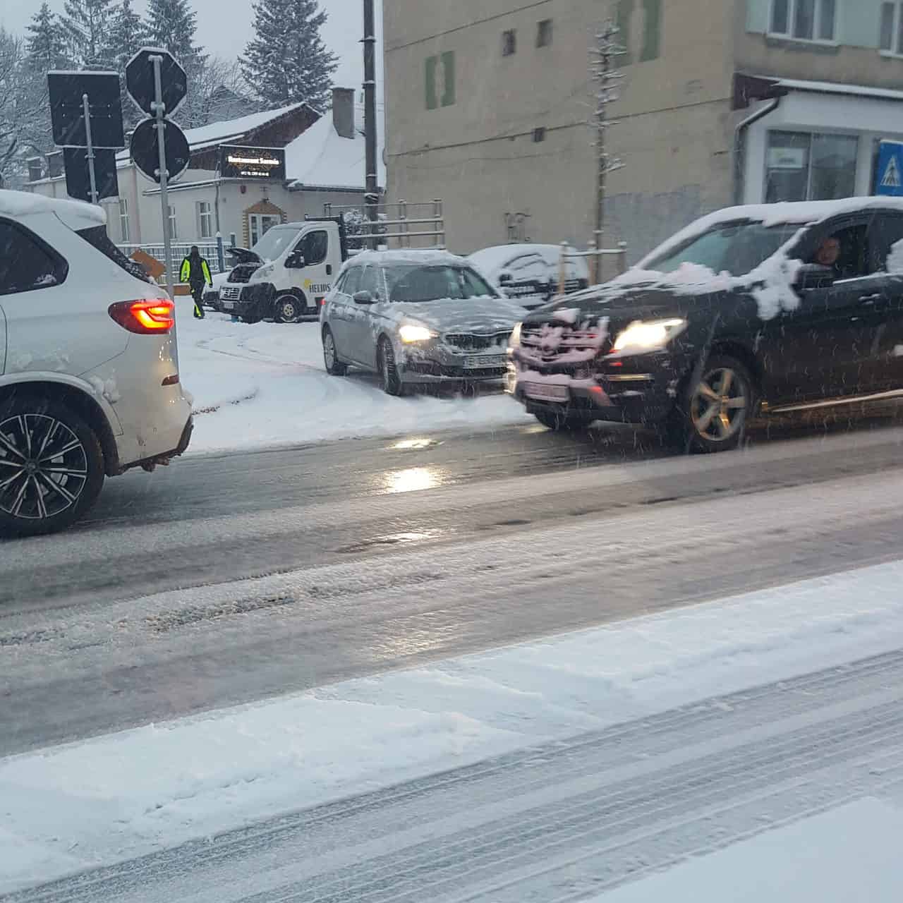 FOTO - Trafic paralizat de ninsoare la primele ore în Sibiu - Șoferii au răbufnit: „Ieri umblau plugurile, azi niciunul”