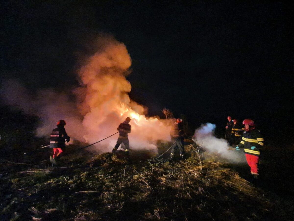 patru incendii în weekend la sibiu - trei s-au produs la gospodării din cisnădie, tălmaciu și șelimbăr, iar unul la o șură din avrig