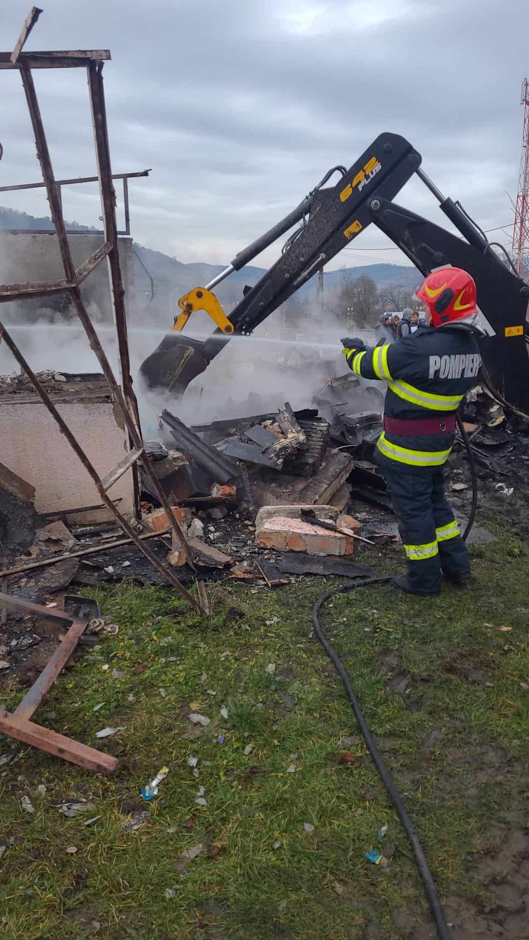 FOTO: Garaj în flăcări la Târnava - O mașină s-a făcut scrum