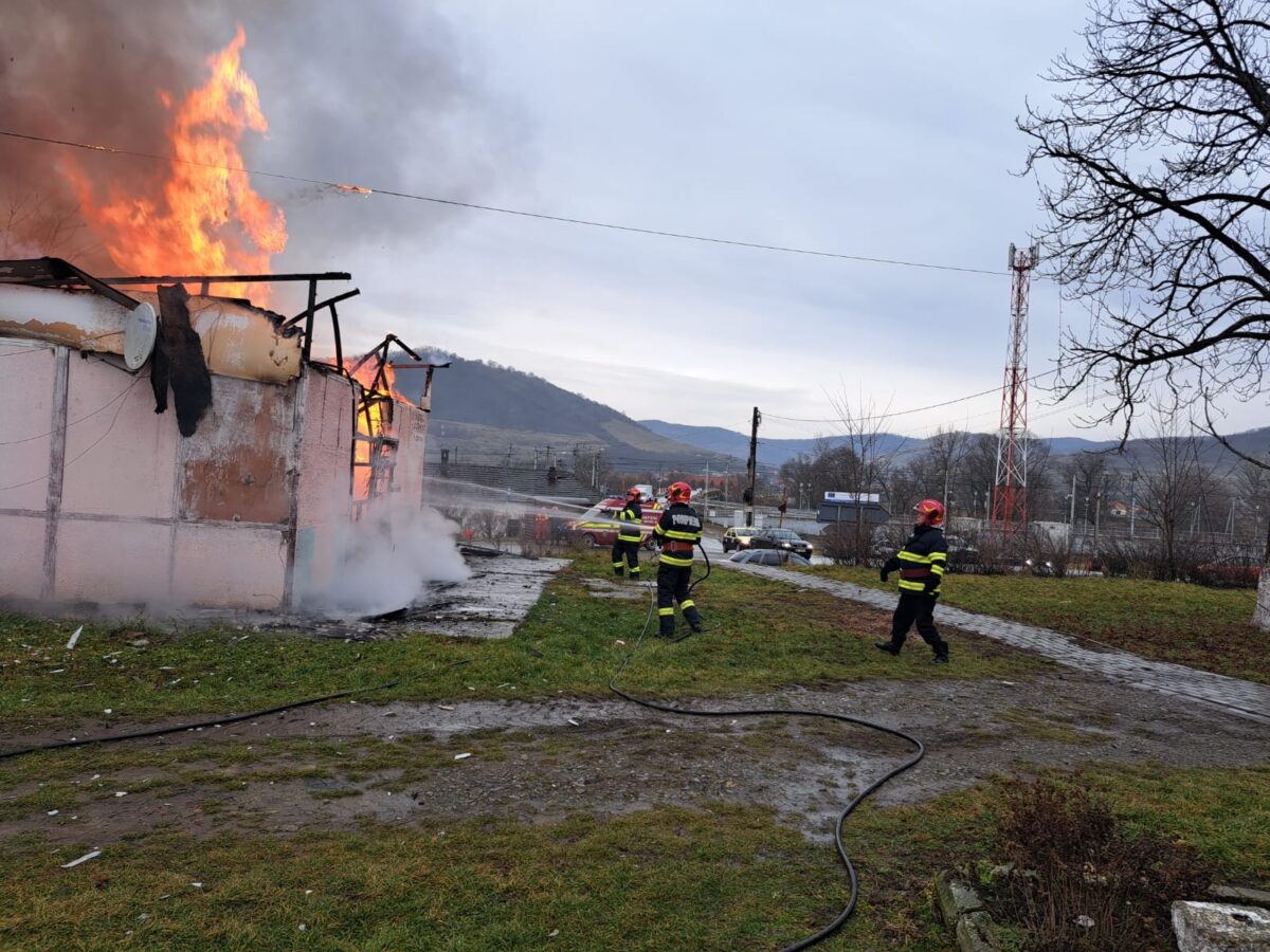 FOTO: Garaj în flăcări la Târnava - O mașină s-a făcut scrum