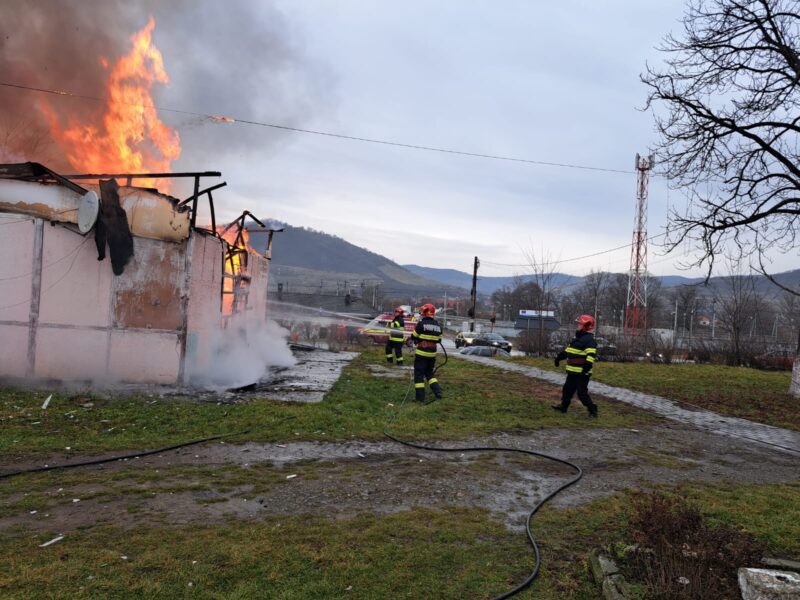 foto: garaj în flăcări la târnava - o mașină s-a făcut scrum