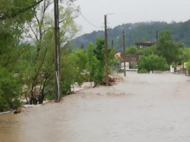 pompierii au intervenit pentru evacuarea apei din trei gospodării din iacobeni - județul sibiu sub cod portocaliu până duminică