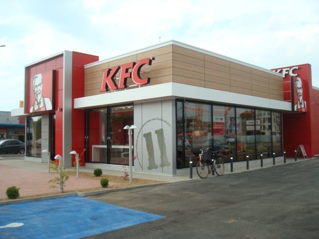 KFC deschide un restaurant într-o benzinărie de pe autostrada Deva - Sibiu