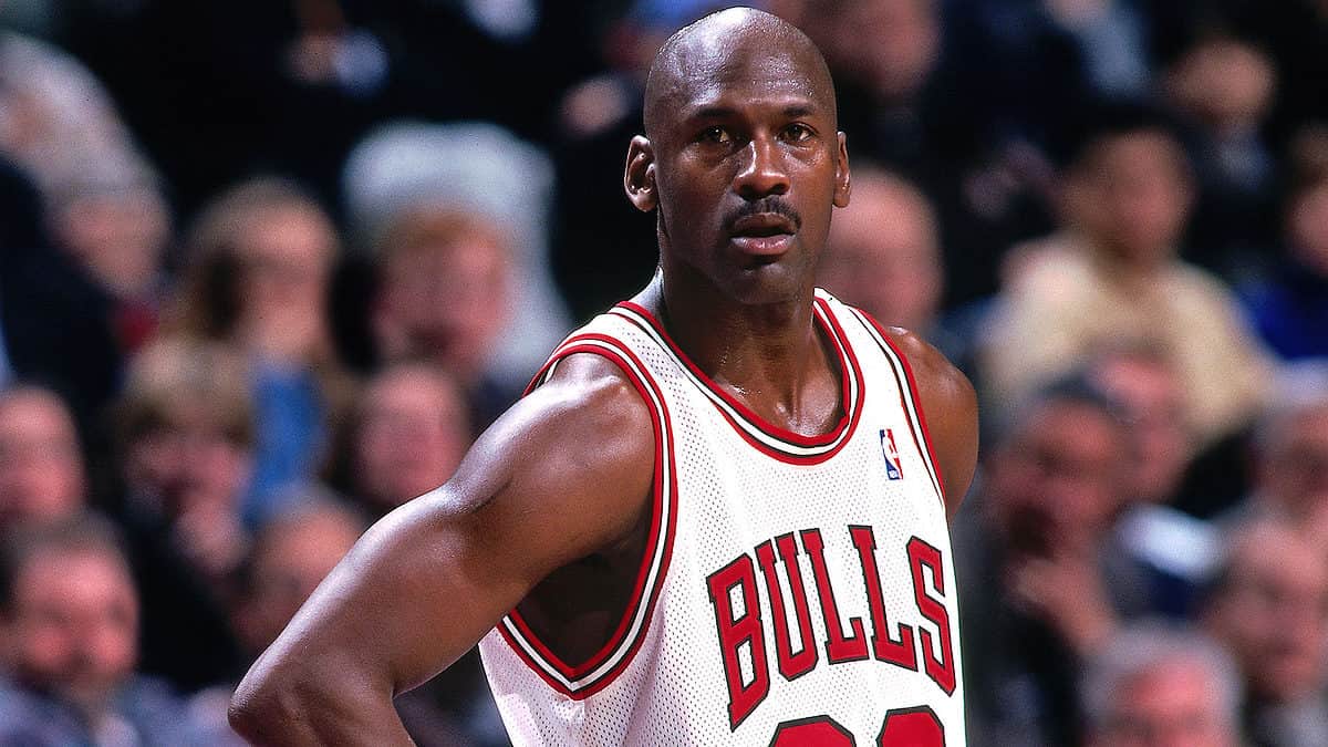 cartonaș cu michael jordan vândut la licitație cu 840.000 de dolari - a fost semnat în 1997 de baschetbalist