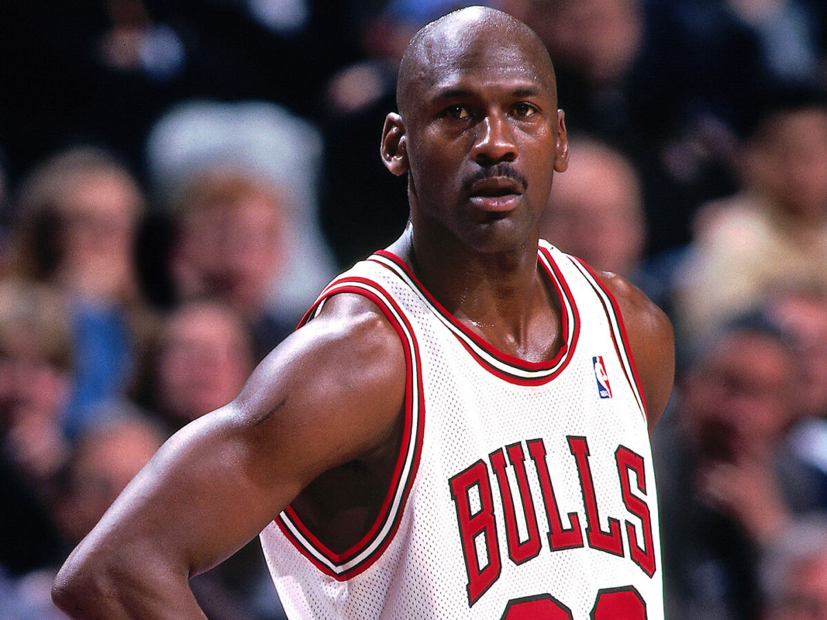 cartonaș cu michael jordan vândut la licitație cu 840.000 de dolari - a fost semnat în 1997 de baschetbalist