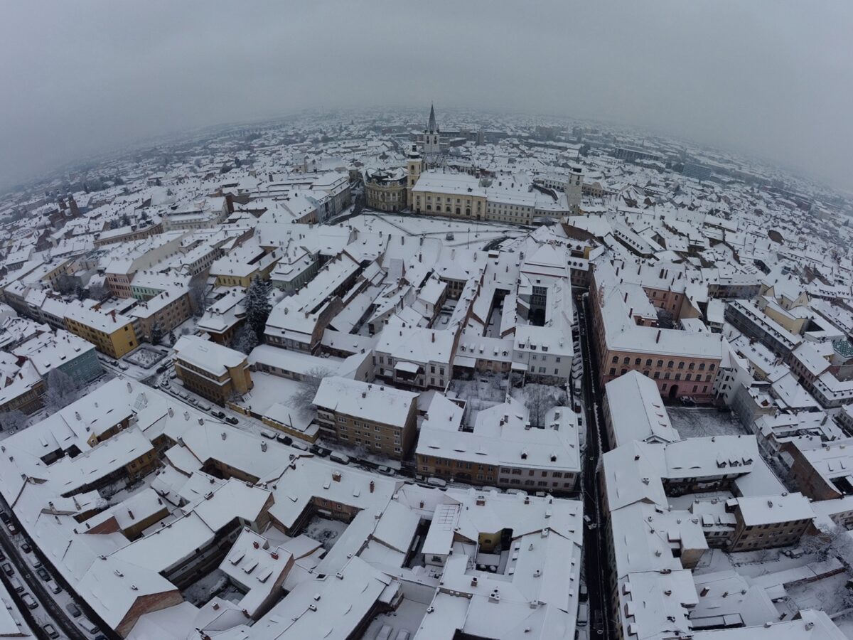 DIRECT DIN DRONĂ - Sibiul după prima ninsoare serioasă a iernii