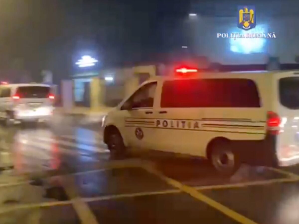 video: traficanți de droguri din sibiu, săltați de mascați - vindeau marfa în nordul județului