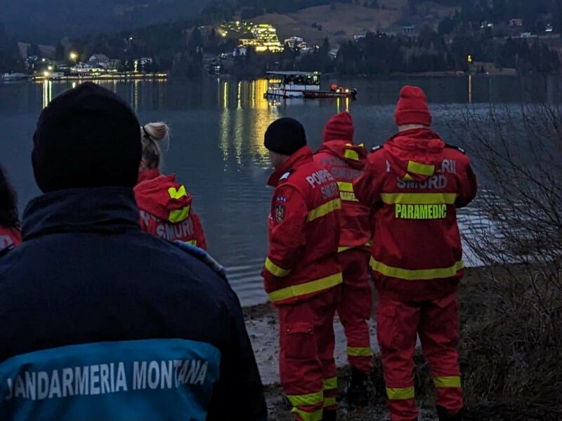 Alertă în Mureș după ce trei tineri au căzut cu hidrobicicleta în lac - Unul este dat dispărut