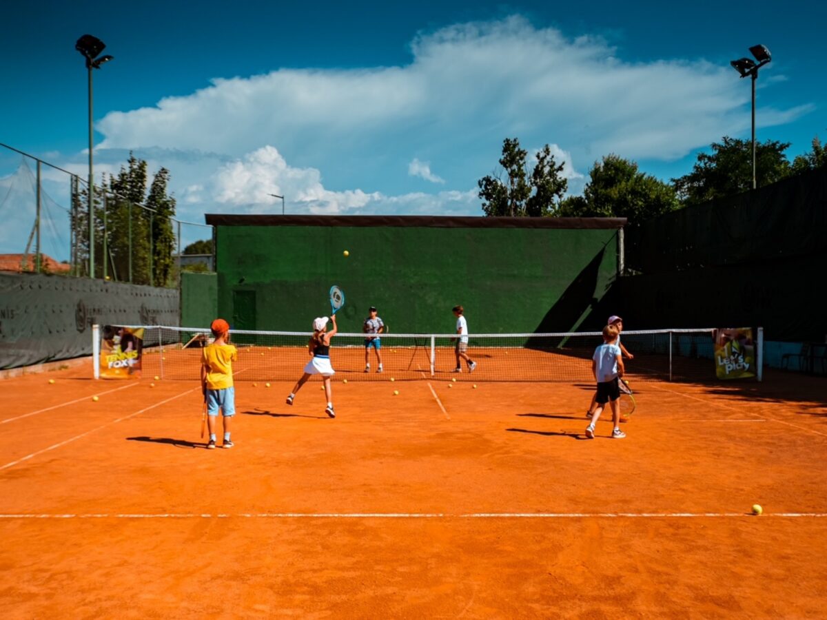 tennix fox academy - un program pentru toți copiii care iubesc sportul alb