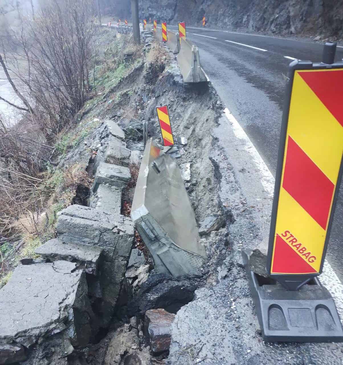 foto trafic restricționat pe valea oltului între lazaret și boița - s-a surpat o porțiune din drum