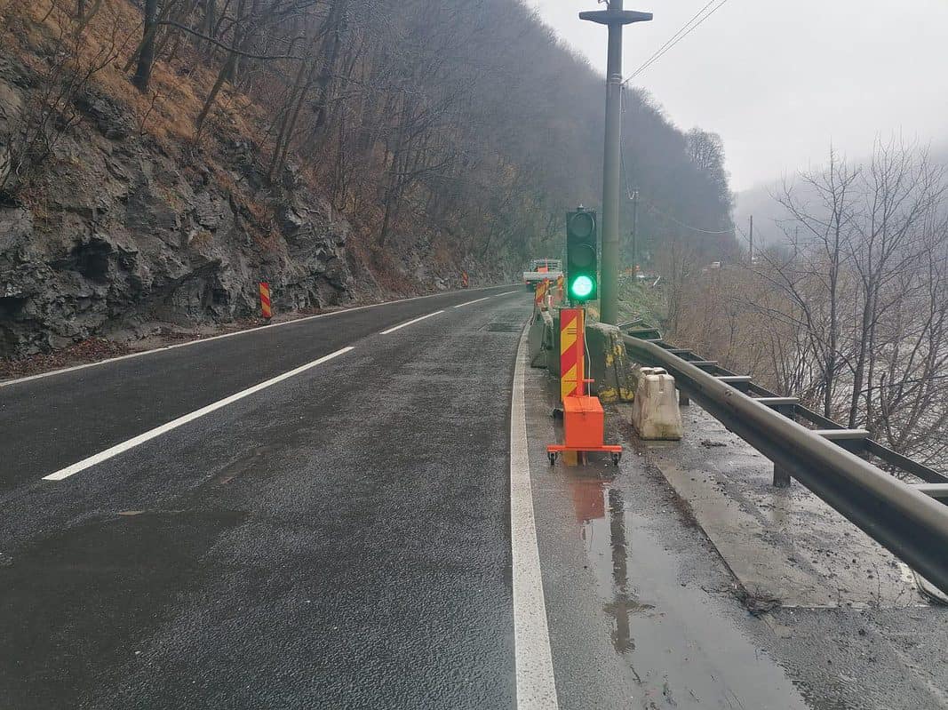 foto trafic restricționat pe valea oltului între lazaret și boița - s-a surpat o porțiune din drum