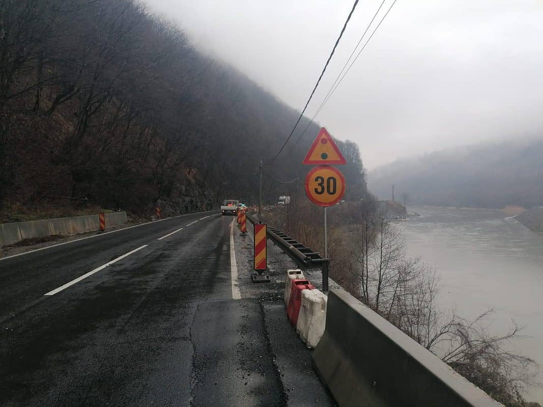 foto trafic restricționat pe valea oltului între lazaret și boița - s-a surpat o porțiune din drum