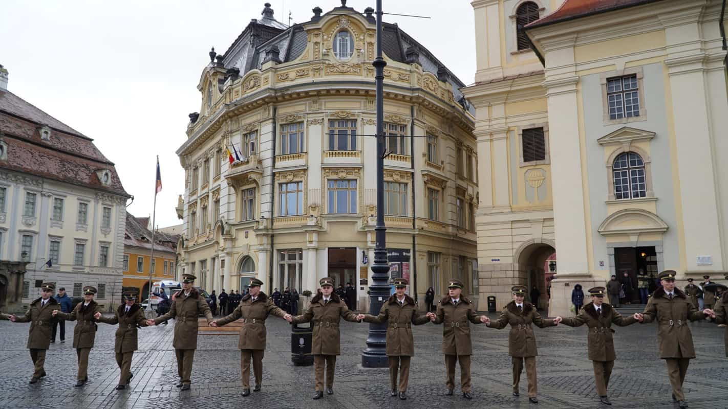 foto video ziua unirii principatelor sărbătorită în avans - sute de sibieni au jucat hora pe muzică militară în piața mare