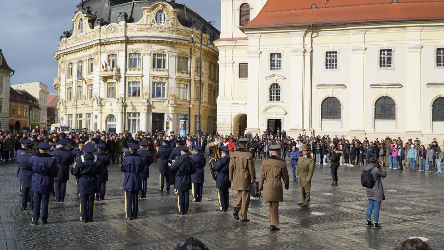 foto video ziua unirii principatelor sărbătorită în avans - sute de sibieni au jucat hora pe muzică militară în piața mare