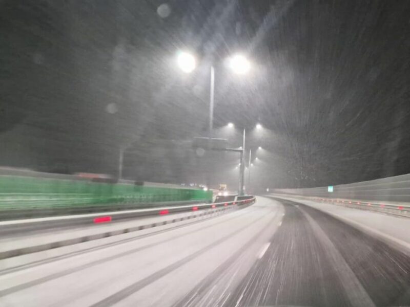 video trafic în condiții de iarna pe autostrada sibiu-boița și drumurile din județ - drumarii au intervenit de la primele ore