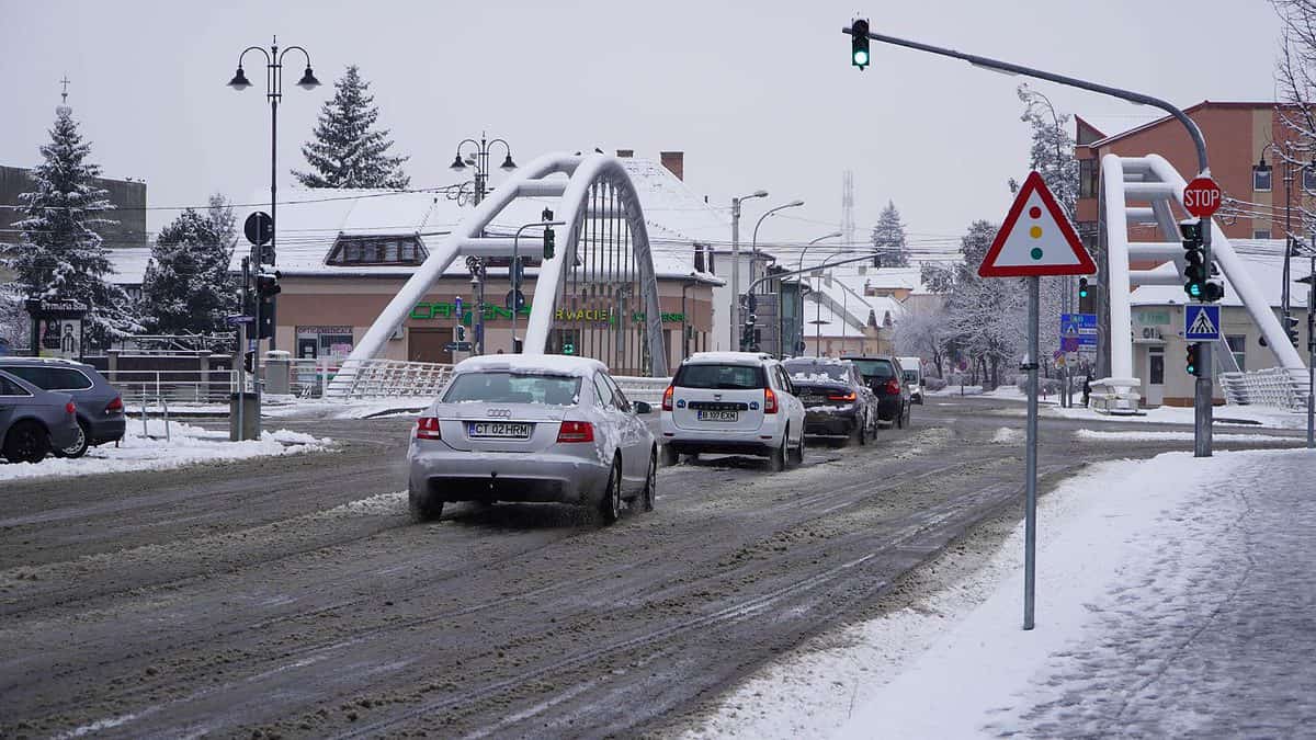 Șapte utilaje împrăștie sare pe străzile din Sibiu - Primăria: „S-a intervenit pe artere principale și pe drumuri în pantă”